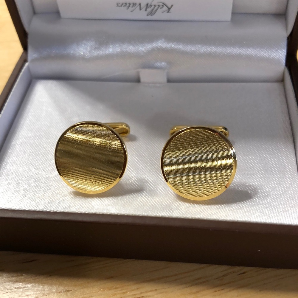 Cuff links Gold in color